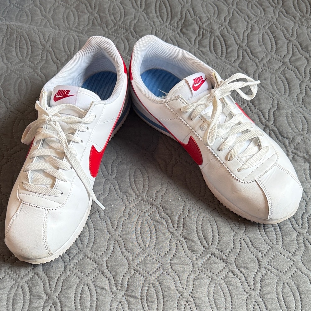 Nike Classic White and Red Sneakers - Picture 5 of 6